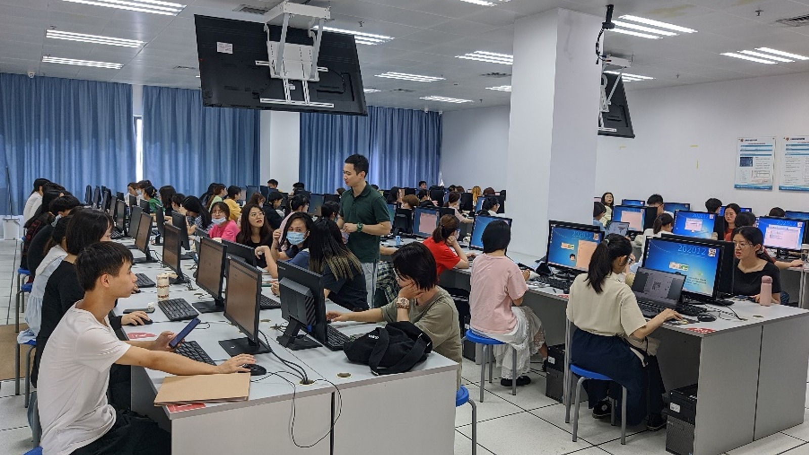 吃瓜网
国家级传媒实验教学示范中心“新媒体新技术讲座——H5创意设计短课”顺利举办